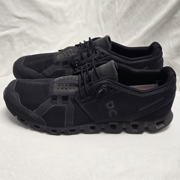 On Cloud 5 running shoe in the all-black color variant 7.5 - Picture 2 of 9